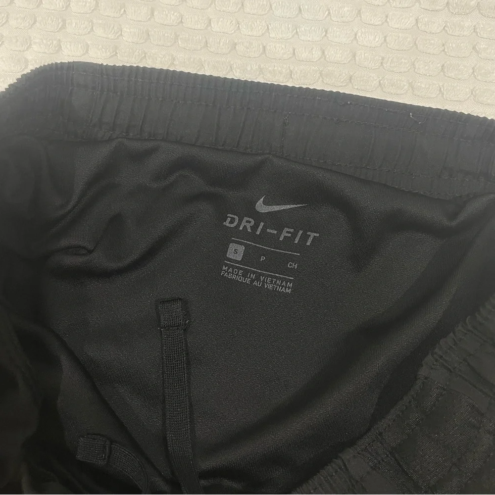 LIKE NEW Nike Shorts (Black) - Picture 2 of 4
